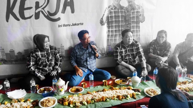 Djarot makan nasi liwet bersama timsesnya. (Foto: Nadia Jovita  Riso/kumparan)