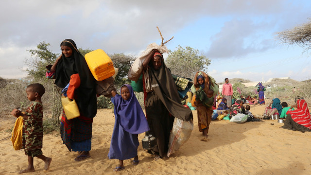 Warga Somalia berjalan untuk mengambil air. (Foto: Reuters)