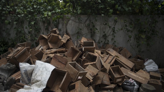 Kayu sisa pasung cor semen warga Kendeng (Foto: Rosa Panggabean/ANTARA)