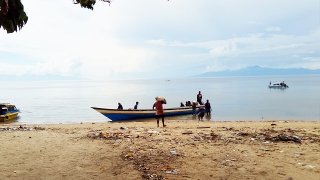 Penambang mengangkut karung berisi batu cinnabar. (Foto: Naufal Abdurrasyid/kumparan)