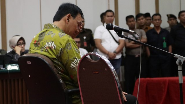 Basuki Tjahaja Purnama ketika sidang. (Foto: Fanny Kusumawardhani/kumparan)