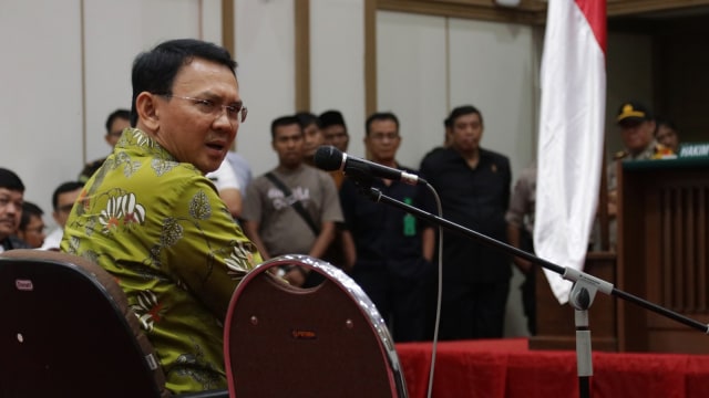 Basuki Tjahaja Purnama ketika sidang. (Foto: Fanny Kusumawardhani/kumparan)