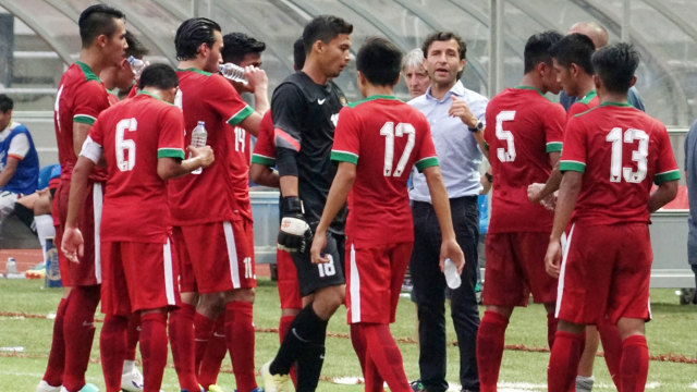 Luis Milla memberikan arahan kepada timnas U-22. (Foto: Aditia Noviansyah/kumparan)