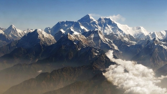 Puncak tertinggi di dunia. Gunung Everest. Foto: Tim Chong/Reuters