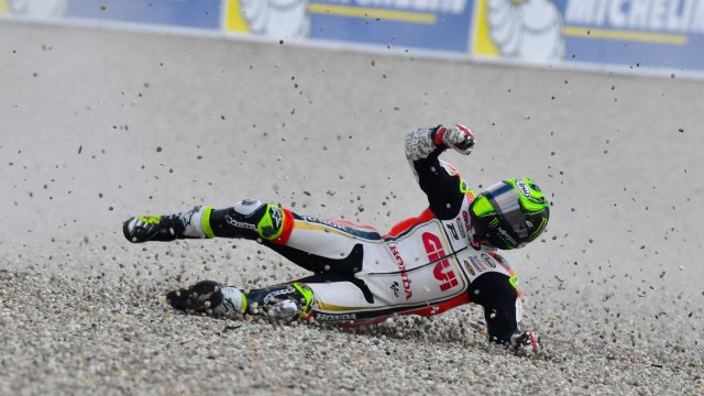 Pembalap MotoGp, Cal Crutchlow jatuh. (Foto: Dok. MotoGp.com)