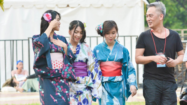 Jiro Inao bersama beberapa anggota JKT 48 (Foto: Twitter/@GM_jiro)