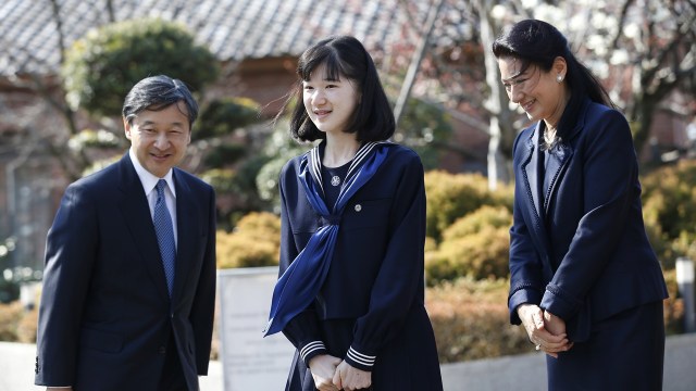 Putri Aiko bersama orangtuanya (Foto: Issei Kato/Pool Photo via AP)