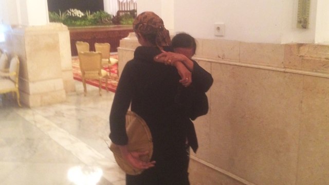 Gunarti menangis tak bisa bertemu Jokowi (Foto: Yudhistira Amran Saleh/kumparan)