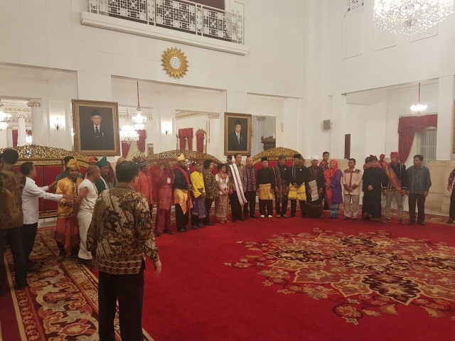 Presiden berfoto bersama aliansi masyarakat adat (Foto: Yudhistira Amran/kumparan)