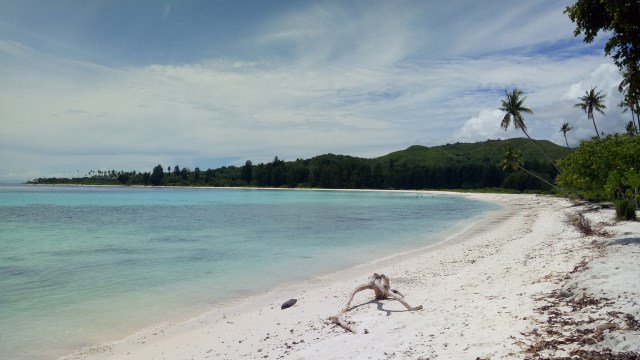 Pantai Jikumerasa yang berada di Pulau Buru. (Foto: Naufal Abdurrasyid/kumparan)
