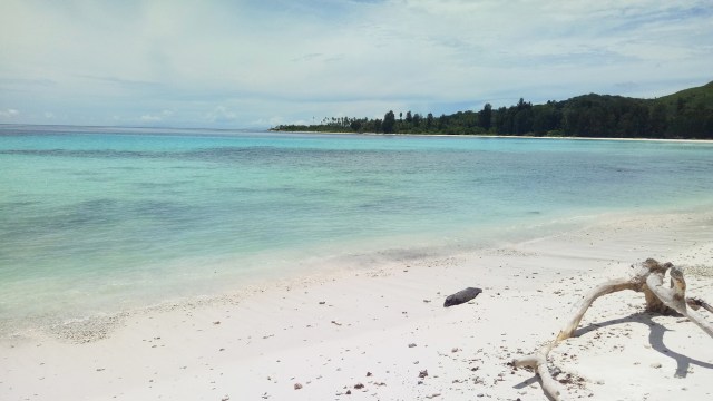 Keindahan Pantai Jikumerasa di Pulau Buru. (Foto: Naufal Abdurrasyid/kumparan)