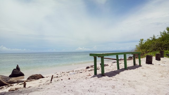 Pesona pantai di sekitar Pulau Buru. (Foto: Naufal Abdurrasyid/kumparan)