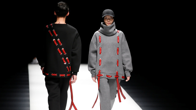 Koleksi Rani Hatta di Amazon Fashion Week Tokyo (Foto: Kim Kyung-Hoon/Reuters)