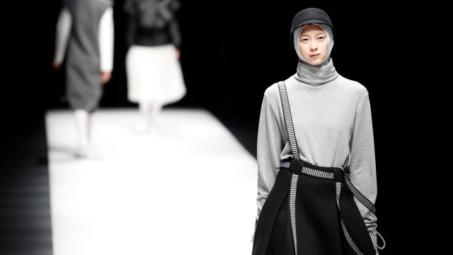 Koleksi Rani Hatta di Amazon Fashion Week Tokyo (Foto: Kim Kyung-Hoon/Reuters)