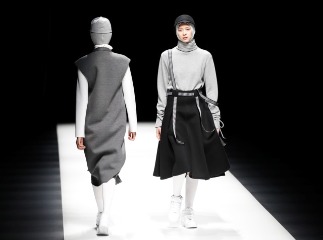 Koleksi Rani Hatta di Amazon Fashion Week Tokyo (Foto: Kim Kyung-Hoon/Reuters)