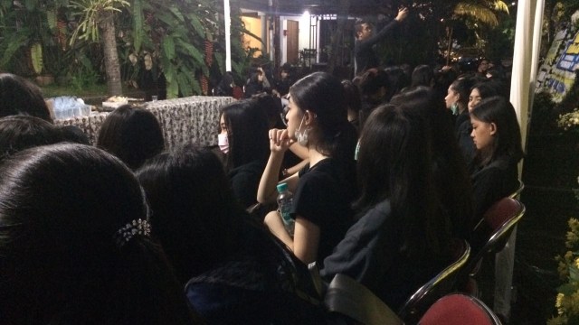 Member JKT 48 melayat Jiro Inao (Foto: Sari Dewi/kumparan)