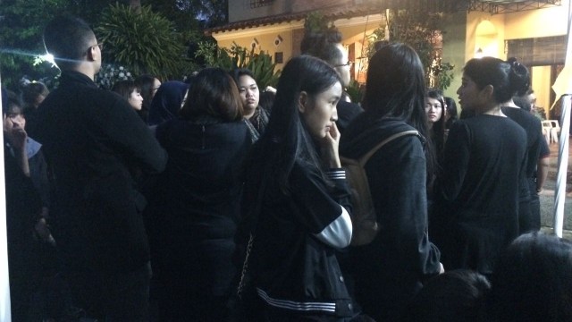 Member JKT 48 melayat Jiro Inao (Foto: Sari Dewi/kumparan)