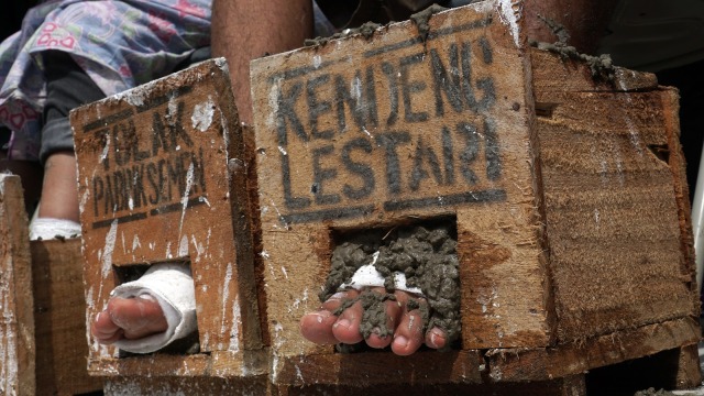 Kaki para petani Kendeng disemen (Foto: Aditia Noviansyah/kumparan)