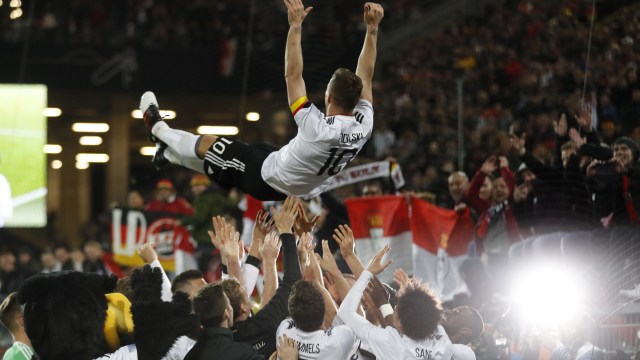 Malam perpisahan Podolski dengan Timnas Jerman. (Foto: Reuters)