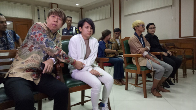 Aming dan Evelyn di ruang sidang Pengadilan Agama. (Foto: Yurika Kencana/kumparan)