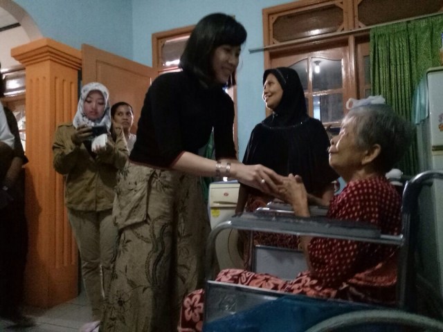 Veronica Tan mengunjungi warga sakit di Kemayoran (Foto: Jihad Akbar/kumparan)