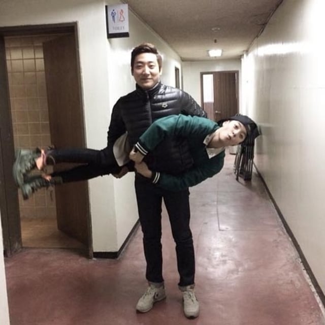 Amber fx dan sang manajer. (Foto: Instagram/ajol_llama)