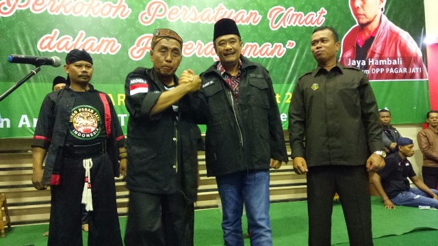 Pemberian jaket hitam Pagar Jati kepada Djarot.  (Foto: Nadia Jovita/kumparan)