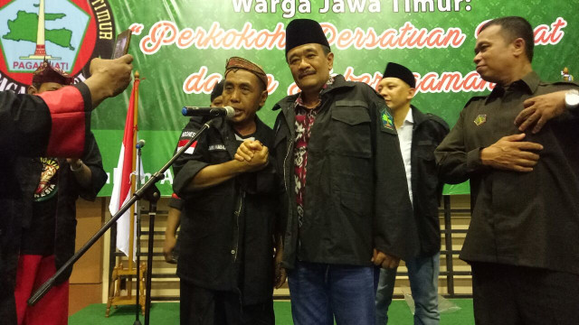 Pemberian jaket hitam Pagar Jati kepada Djarot (Foto: Nadia Jovita/kumparan)