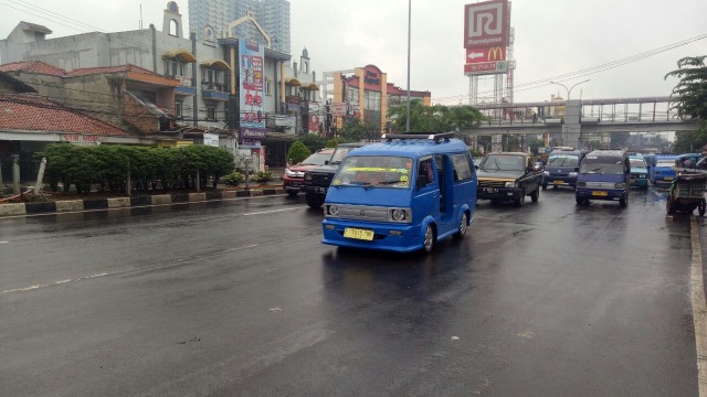 Angkot di Depok tetap beroperasi (Foto: Ainul Qalbi/kumparan)