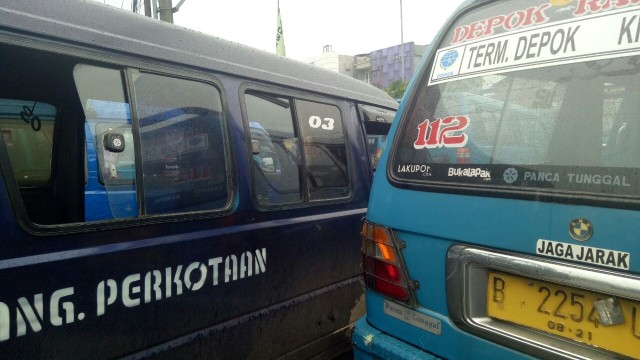 Angkot di Depok tetap beroperasi (Foto: Ainul Qalbi/kumparan)