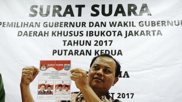 Surat suara Pilgub DKI putaran ke-2 (Foto: Aditia Noviansyah/kumparan)