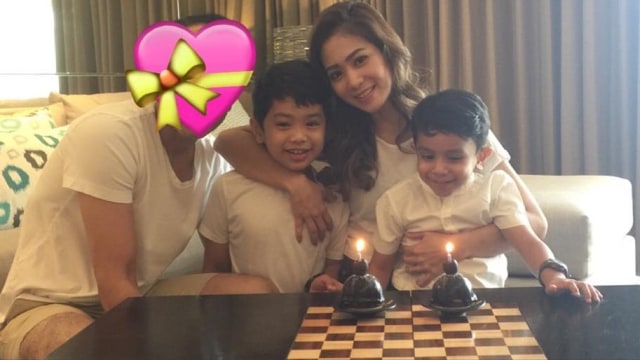 Bunga Zainal bersama suami serta anaknya (Foto: Instagram @bungazainal05)