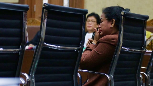 Miryam terlihat sedang mengusap air mata. (Foto: Fanny Kusumawardhani/kumparan)