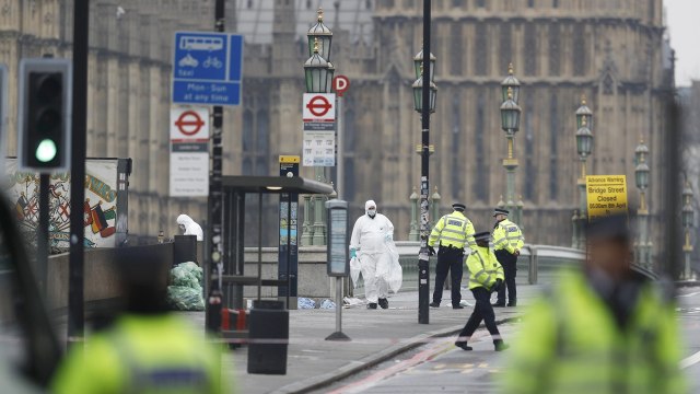 Polisi masih mengamankan lokasi sekitar di London. (Foto: Reuters/Neil Hall)