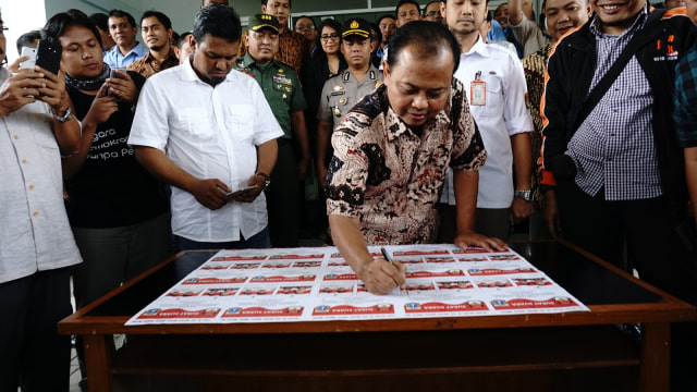 Sumarno memeriksa kertas surat suara (Foto: Aditia Noviansyah/kumparan)