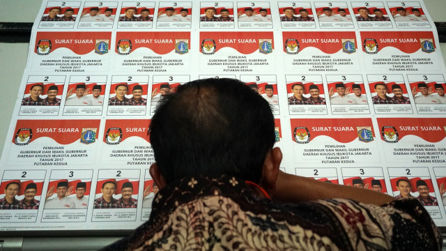 Sumarno memeriksa kertas surat suara  (Foto: Aditia Noviansyah/kumparan)