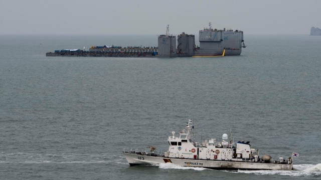 Pengangkatan kapal feri 'Sewol'. (Foto: Reuters)