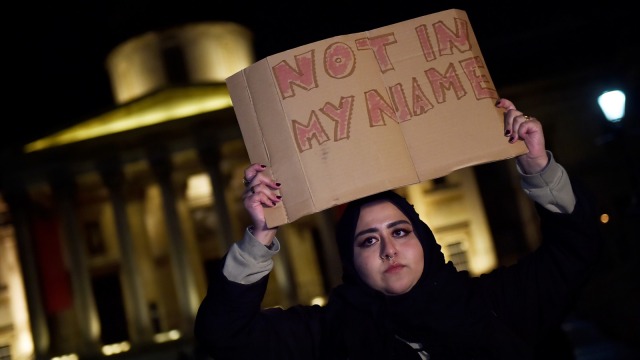 Seorang muslim pasca serangan London (Foto: REUTERS/Hannah McKay)