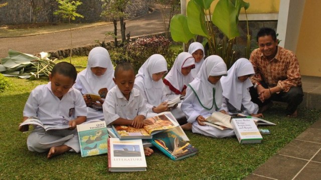 Bersama Ketua Dewan Pembina Yayasan (Foto: cugenanggiftedschool.sch.id)