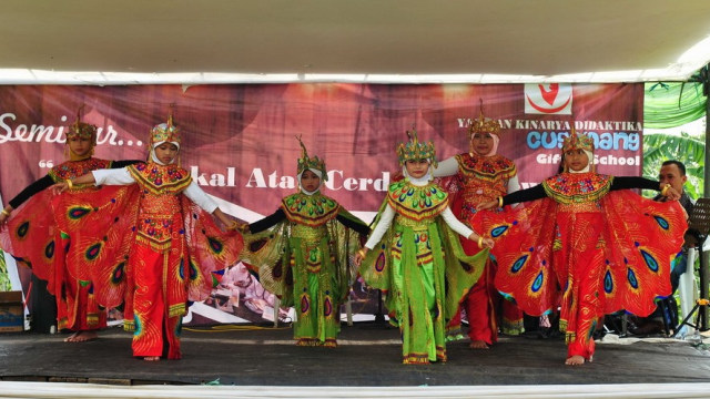 Siswa CGS menari Tari Merak  (Foto: cugenanggiftedschool.sch.id)