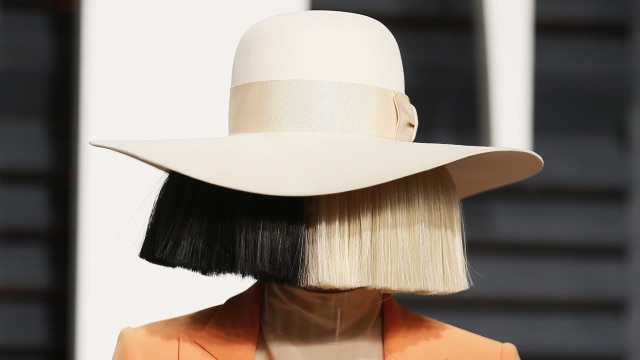Sia dengan wig ikoniknya. (Foto: REUTERS/Danny Moloshok)