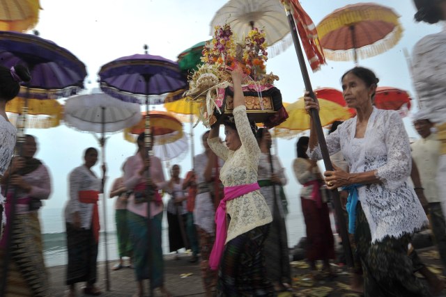 Upacara Melasti menjelang Hari Raya Nyepi  (Foto: ANTARA FOTO/Nyoman Budhiana)