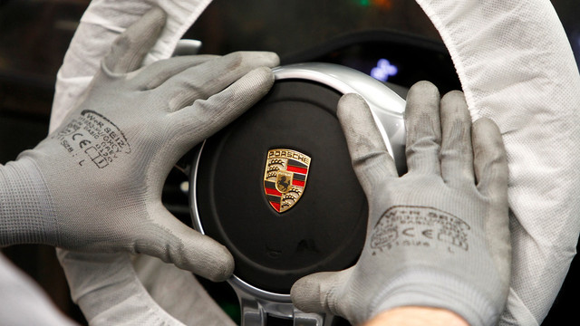 Pekerja yang sedang merakit Porsche 911 (Foto: REUTERS/Michaela Rehle)