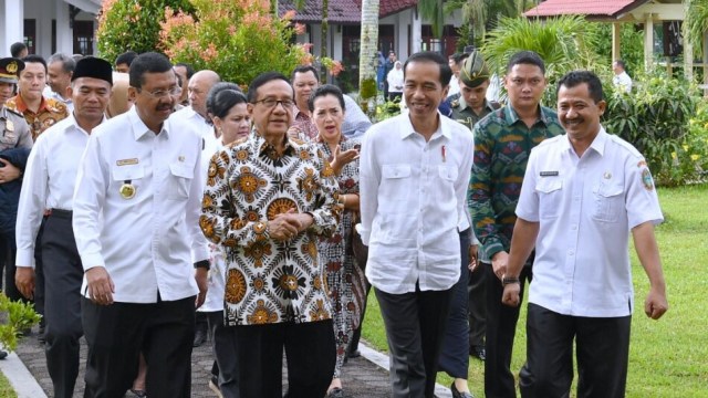 Akbar Tanjung menemani Jokowi ke Tapanuli Tengah. (Foto: Biro Pers Istana/Laily Rachev)