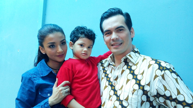 Tsania Marwa, Atalarik Syach, dan sang anak. (Foto: Caroline Pramantie/kumparan)