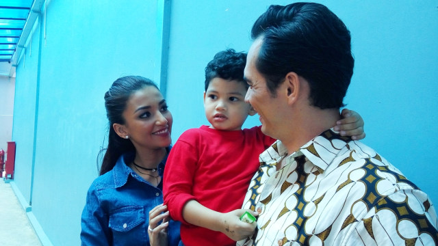 Tsania Marwa, Atalarik Syach, dan sang anak. (Foto: Caroline Pramantie/kumparan)