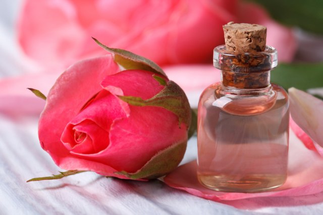 Air mawar efektif hilangkan kantung mata (Foto: Thinkstock)