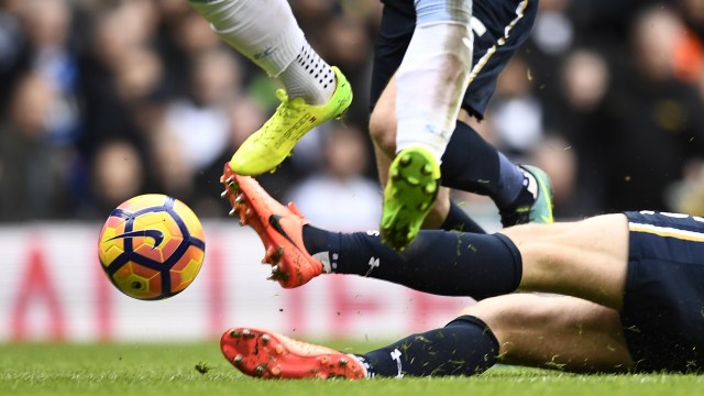 Ilustrasi tekel dalam sepak bola. Foto: Reuters