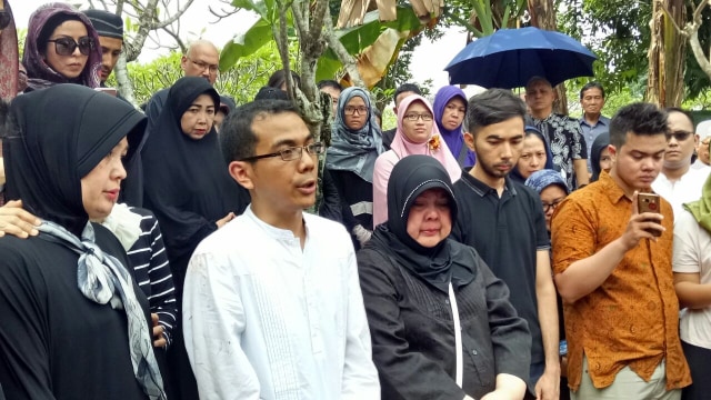 Ibunda beserta kakak Tasya Kamila (Foto: Prabarini Kartika/kumparan)