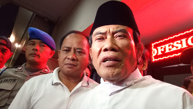 Rhoma Irama menjenguk anaknya di Mapolres Jakbar. (Foto: Ainul Qalbi/kumparan)